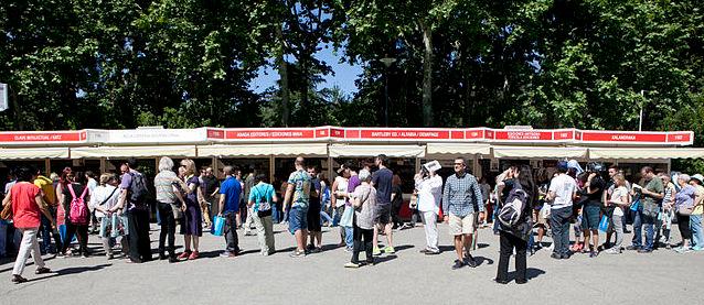 des gens devant les stands du salon du livre