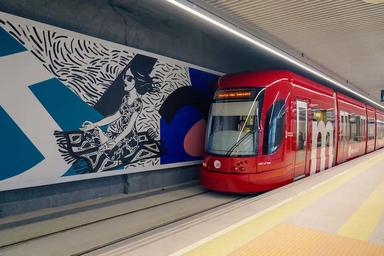 Un métro rouge sur la ligne 10 à Valencia