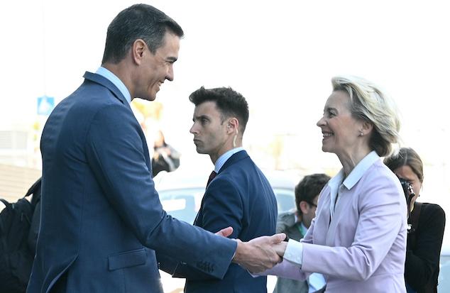 pedro sanchez et ursula von leyen se saluent en souriant