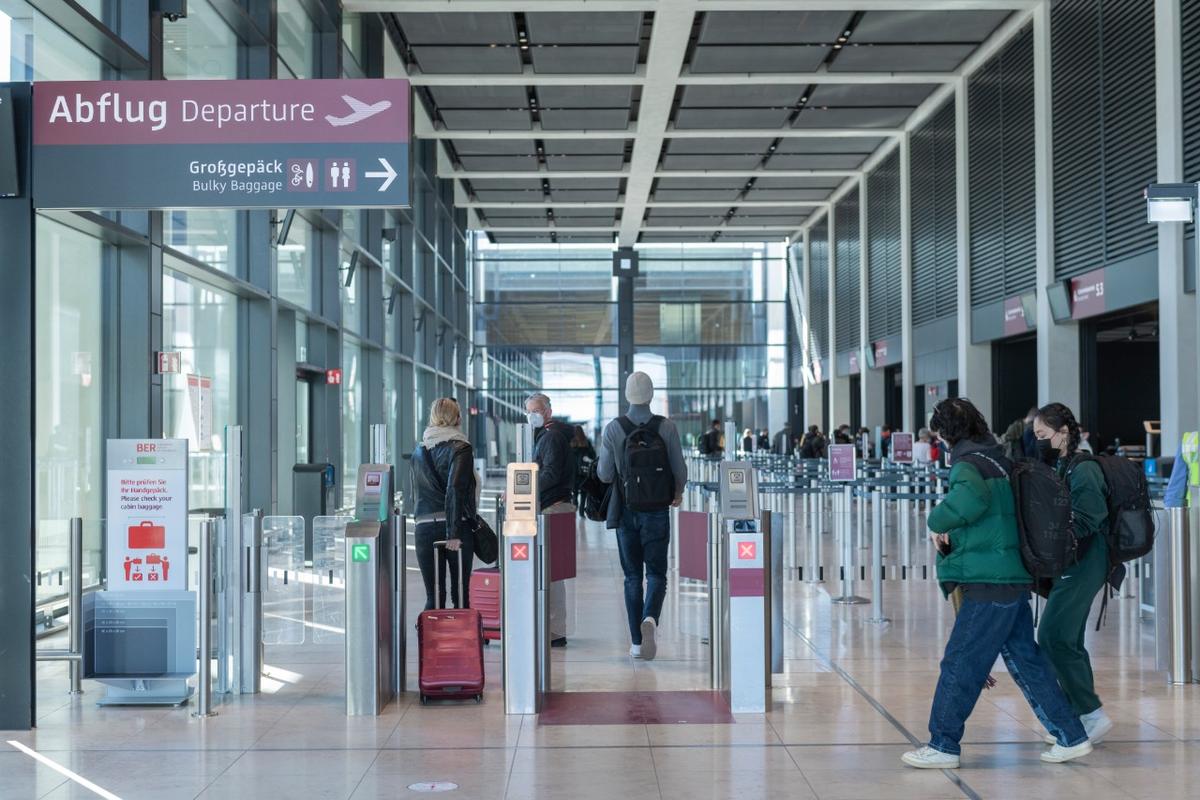 portes départ aéroport BER