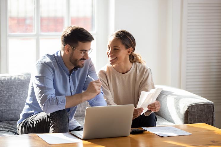 couple qui discute devant un ordinateur