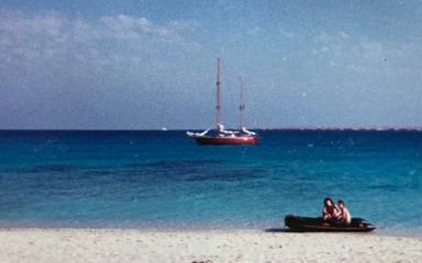 Voilier au large d'une plage 