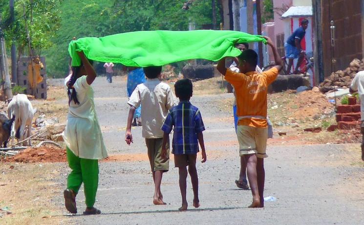 Des enfants s'abritant du soleil en Inde