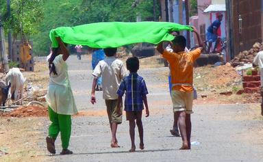 Des enfants s'abritant du soleil en Inde