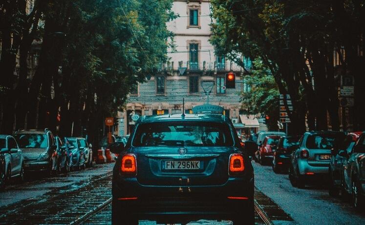 voiture au feu rouge à milan - andrea-ferrario