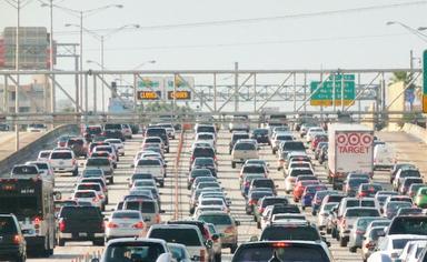 un embouteillage sur une autoroute