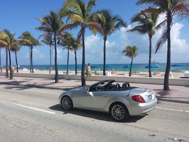 une voiture de location circule bord de mer en Espagne