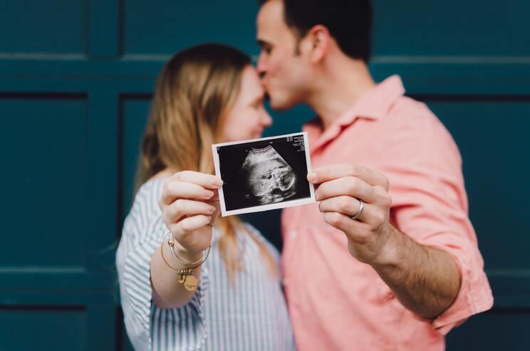 Un couple montre une photo d'echographie de bebe