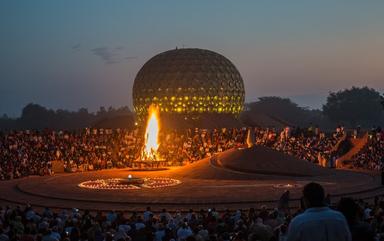 Le Matrimandir illuminé pour les 50 ans d'Auroville