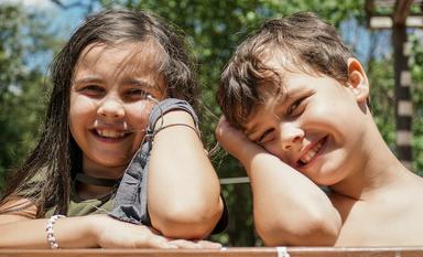 Douce France, deux enfants de la colonie de vacances à Londres pour les 4 à 12 ans