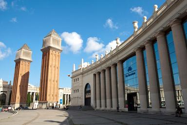 Entrée avec des colonnes de la Feria de Montjuic