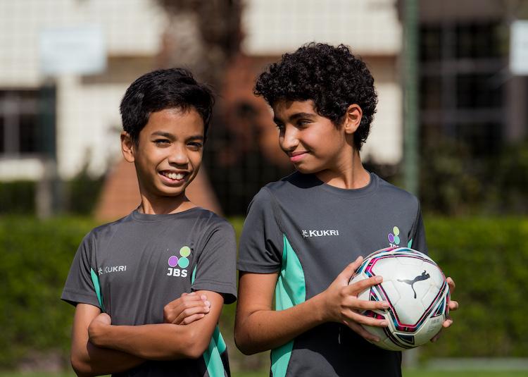 deux enfants tiennent un ballon de football dans la main 