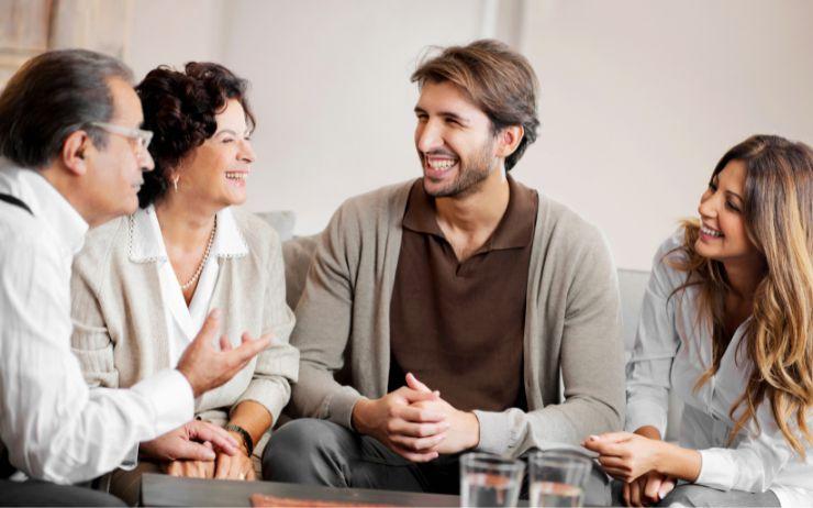 Un groupe de personnes rient ensemble