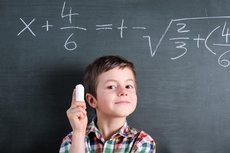 enfant en cours devant le tableau