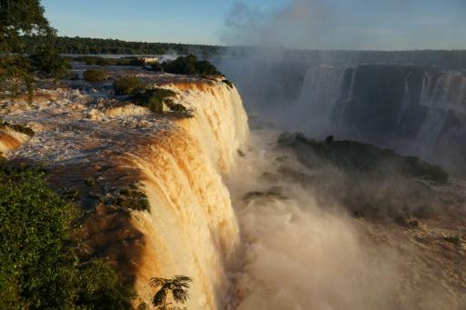 Les chutes d'Igazu à la frontière entre Argentine et Brésil, considérées comme une des sept merveilles naturelles du monde, devaient rouvrir en totalité mercredi côté arge...