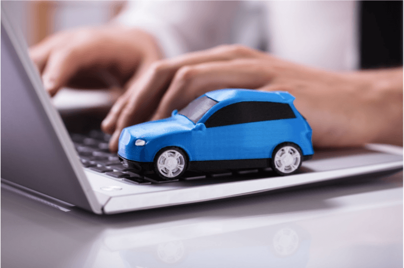 petite voiture en miniature sur clavier d'ordinateur