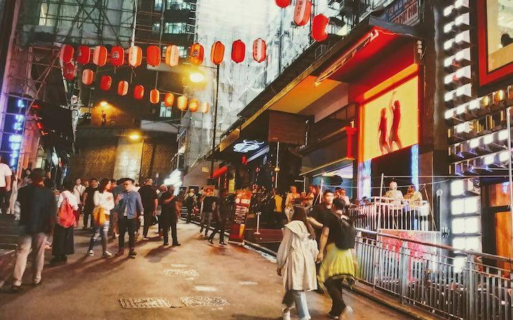 Une rue animée avec des bars a hong kong