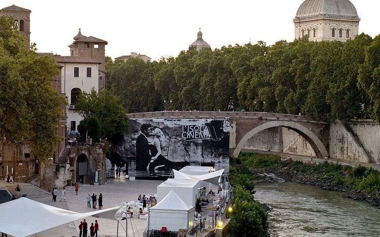 Un cinéma en plein air à Rome