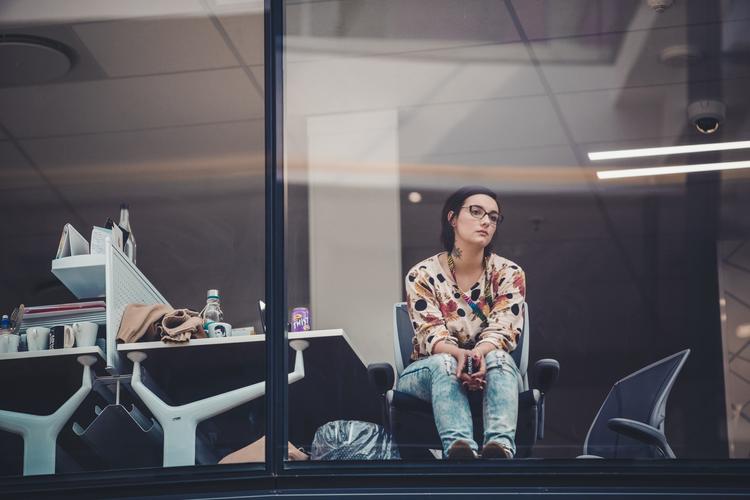 Une femme regarde par la fenêtre réfléchit à démissionner bientôt, 