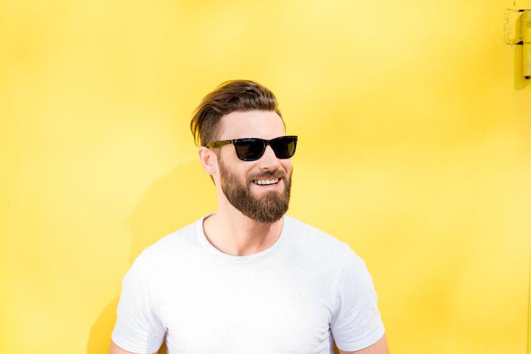 homme souriant qui porte un t-shirt blanc 