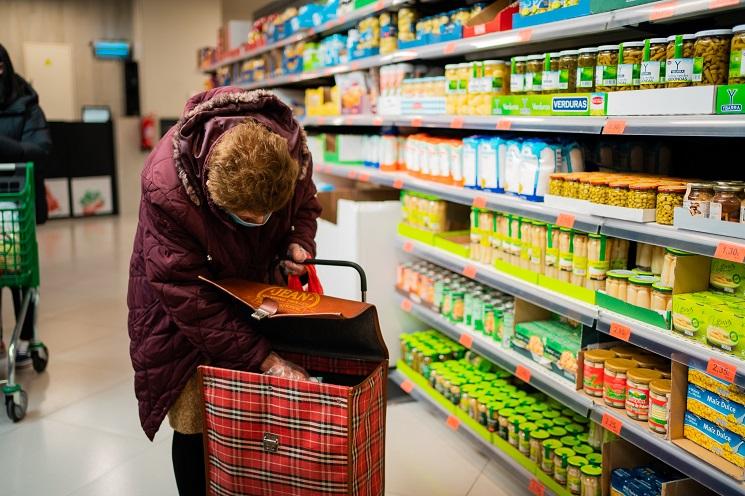 Une femme fait ses courses dans un supermarché en Espagne