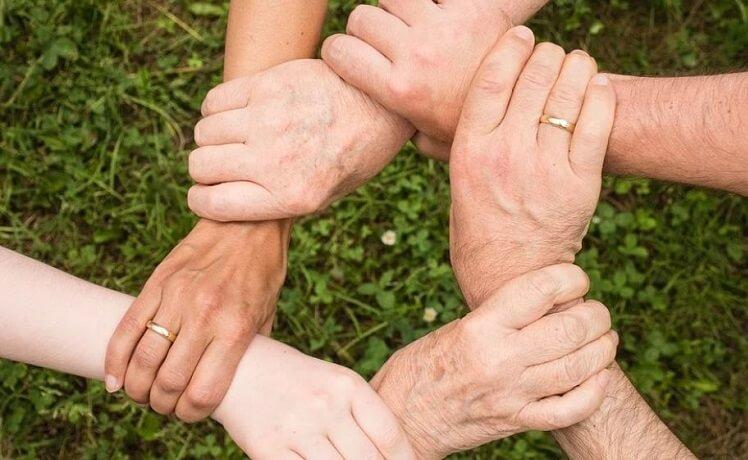 mains liées pour sceller un pacte