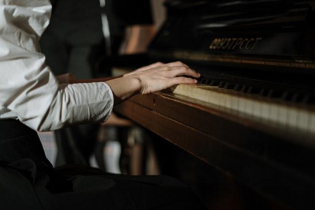 Un jeune homme joue au piano 