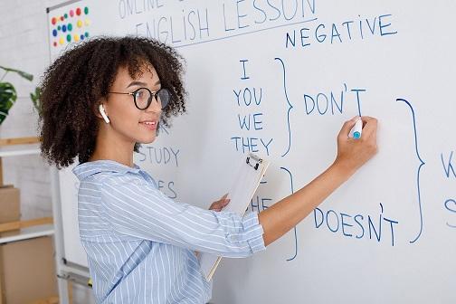 professeur d'anglais au tableau