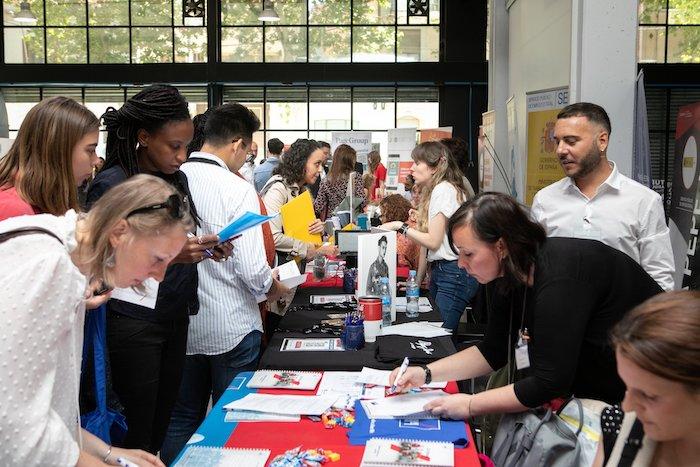 un groupe de personnes demande des informations sur l'emploi