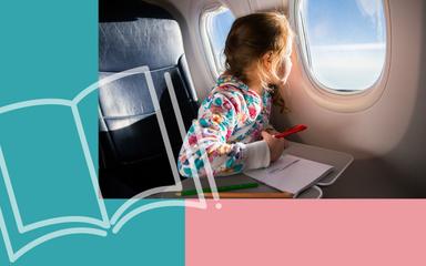 Enfant dans un avion qui regarde dehors par un hublot