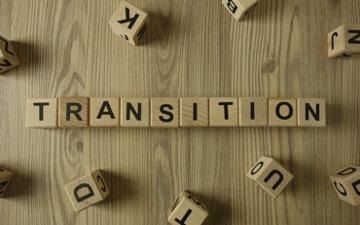 lettres formant le mot transition 