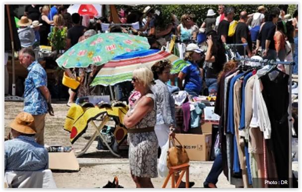 La foule marche dans un vide grenier à Madrid 