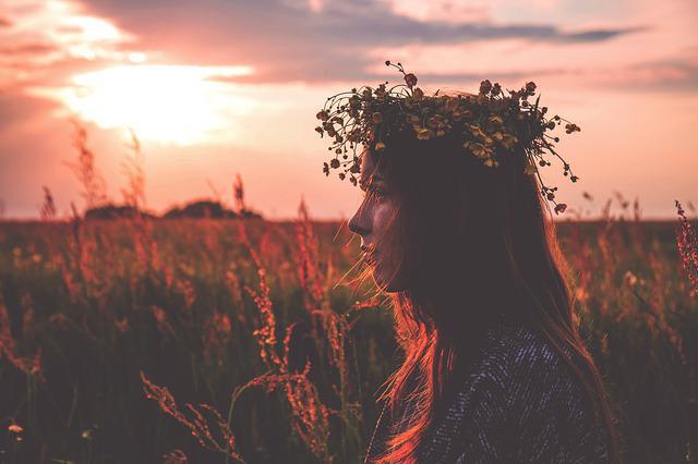 Femme couronne de fleurs