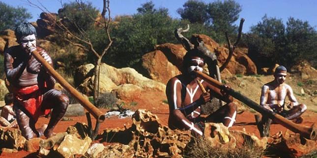 Des Aborigènes jouant du didgeridoo