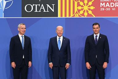 Pedro Sanchez, Joe Biden et le secrétaire general de la OTAN posent ensemble