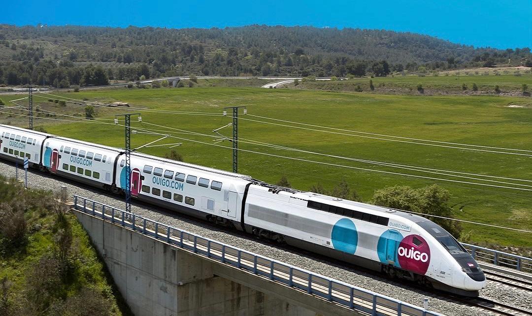 Un train ouigo traverse la campagne 