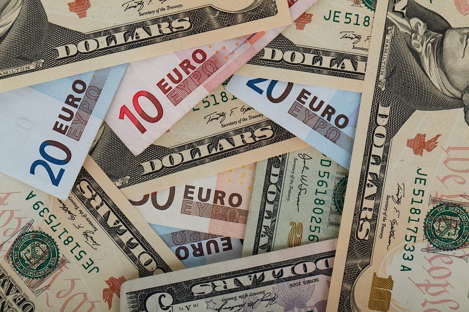 Billets en euro et en dollar