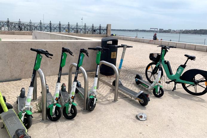 Trottinettes electriques au bord du Tage à Lisbonne