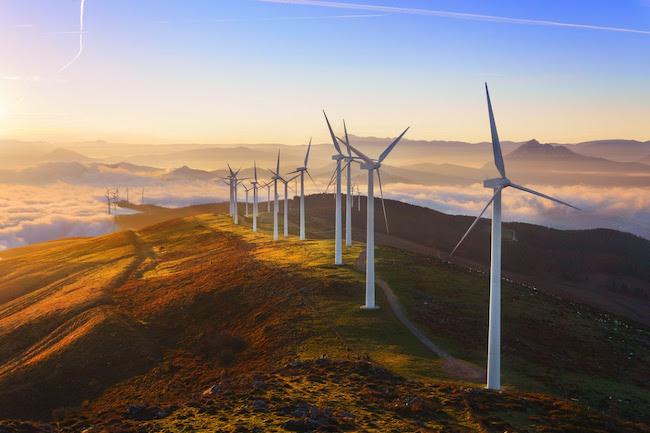 une rangée d'eoliennes sur une coline en Espagne