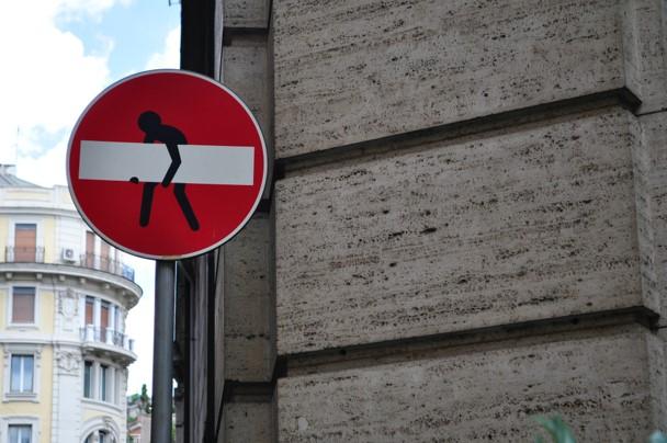 un panneau sans interdit dans la rue qui se transforme