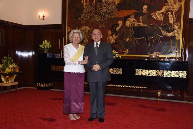 La reine mère Norodom Monineath Sihanouk et le roi Norodom Sihamoni posent pour la photo au Palais Royal. Photo du facebook du Palais Royal du Cambodge