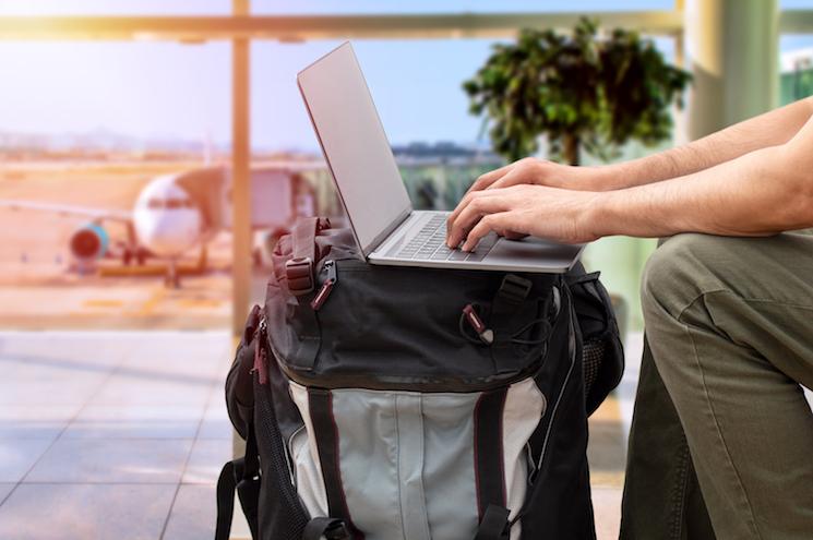 homme sur son ordinateur à l'aéroport 