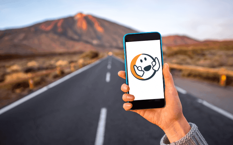 Une personne utilisation une application devant une route pendant un road trip