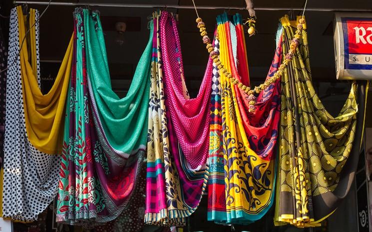 des saris en vente dans une boutique en Inde