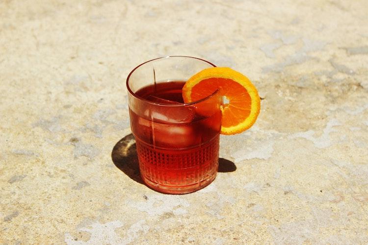un verre de vermut rouge avec une rondelle d'orange à Valencia