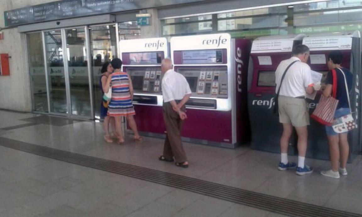 Des personnes achetant des billets de train 