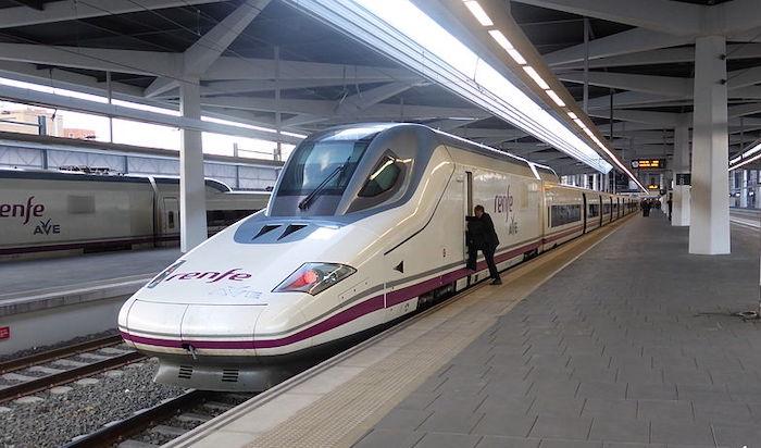 Un train grande vitesse AVE de Renfe Espagne sur un quai