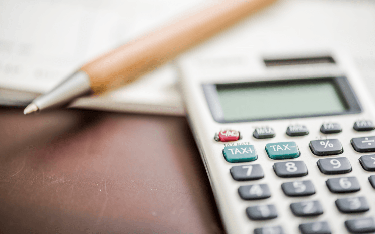 Calculatrice avec un stylo sur une table 