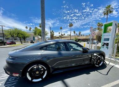 Une voiture électrique à une borne de recharge