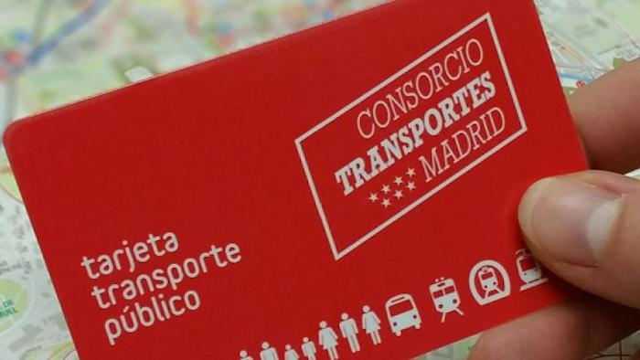 une carte d'abonnement pour le transport dans la région de madrid